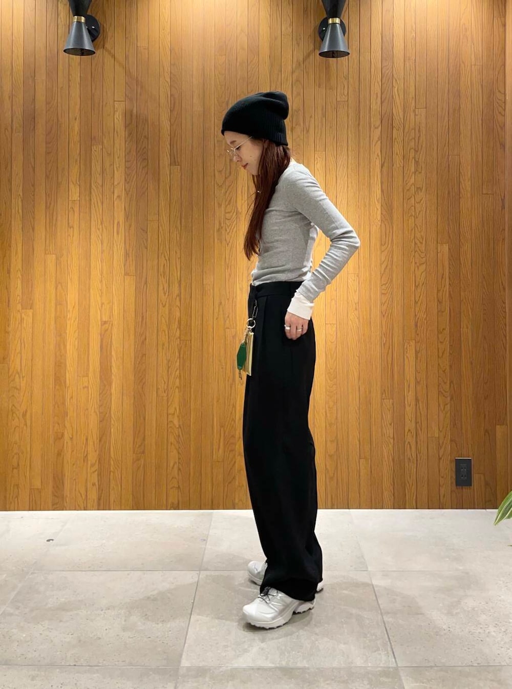 ブラック系のその他パンツ、ホワイト系のTシャツ/カットソー、グレー系のTシャツ/カットソーを着用したレディースの冬コーディネートの2枚目の写真