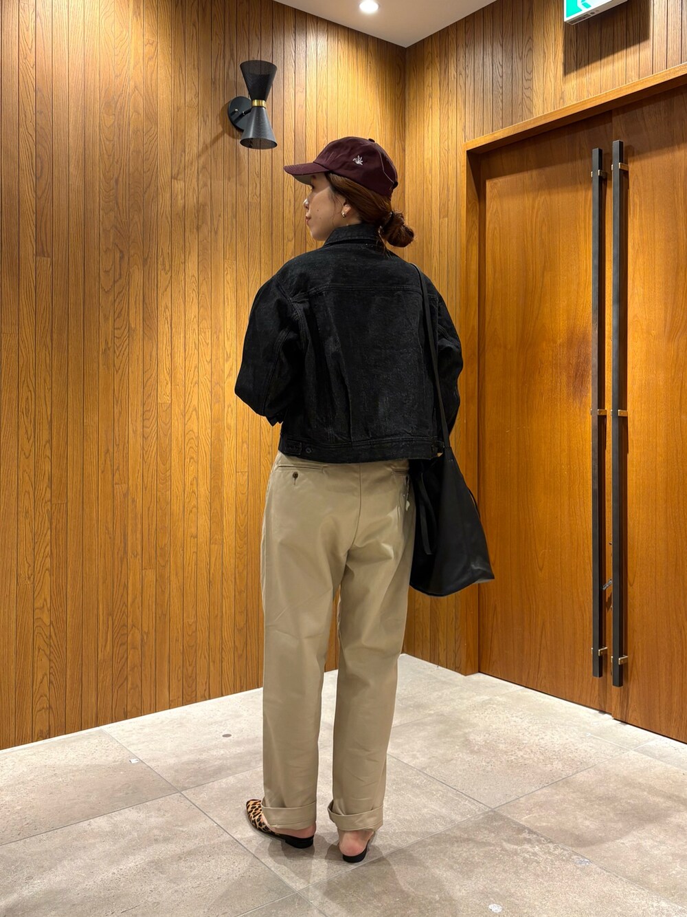 ホワイト系のTシャツ/カットソー、ベージュ系のチノパンツ、ブラック系のショルダーバッグを着用したレディースの秋コーディネートの5枚目の写真