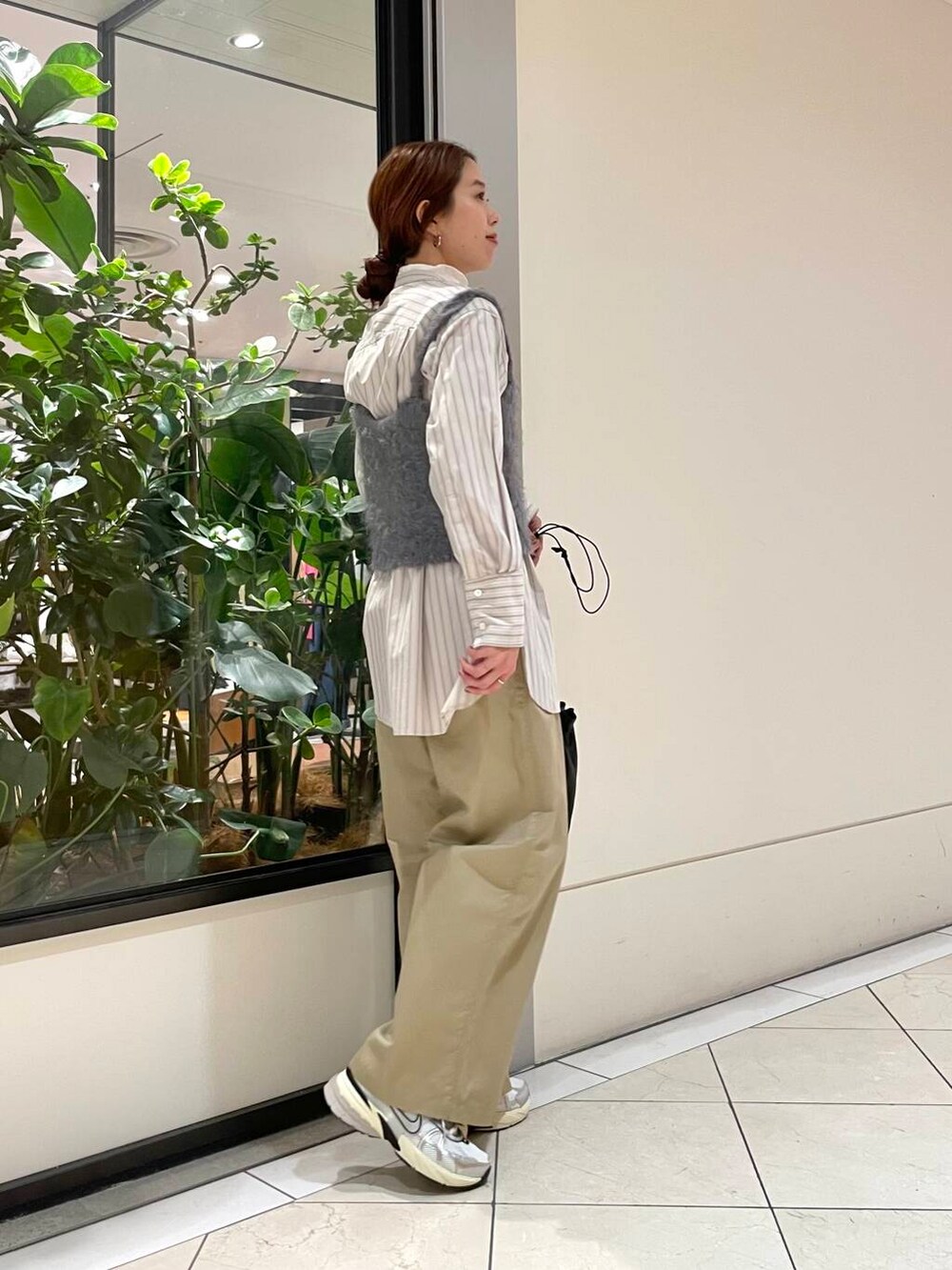 ベージュ系のその他パンツ、ホワイト系のTシャツ/カットソー、ベージュ系のTシャツ/カットソーを着用したレディースの冬コーディネートの7枚目の写真
