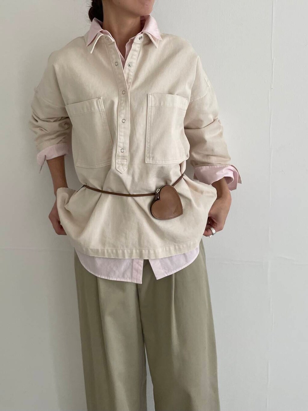 ベージュ系のその他パンツ、ピンク系のシャツ/ブラウス、ホワイト系のシャツ/ブラウスを着用したレディースの冬コーディネートの7枚目の写真