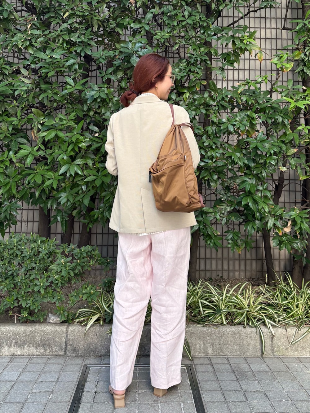 ベージュ系のその他アウター、ピンク系のその他パンツ、その他のTシャツ/カットソーを着用したレディースの春コーディネートの2枚目の写真