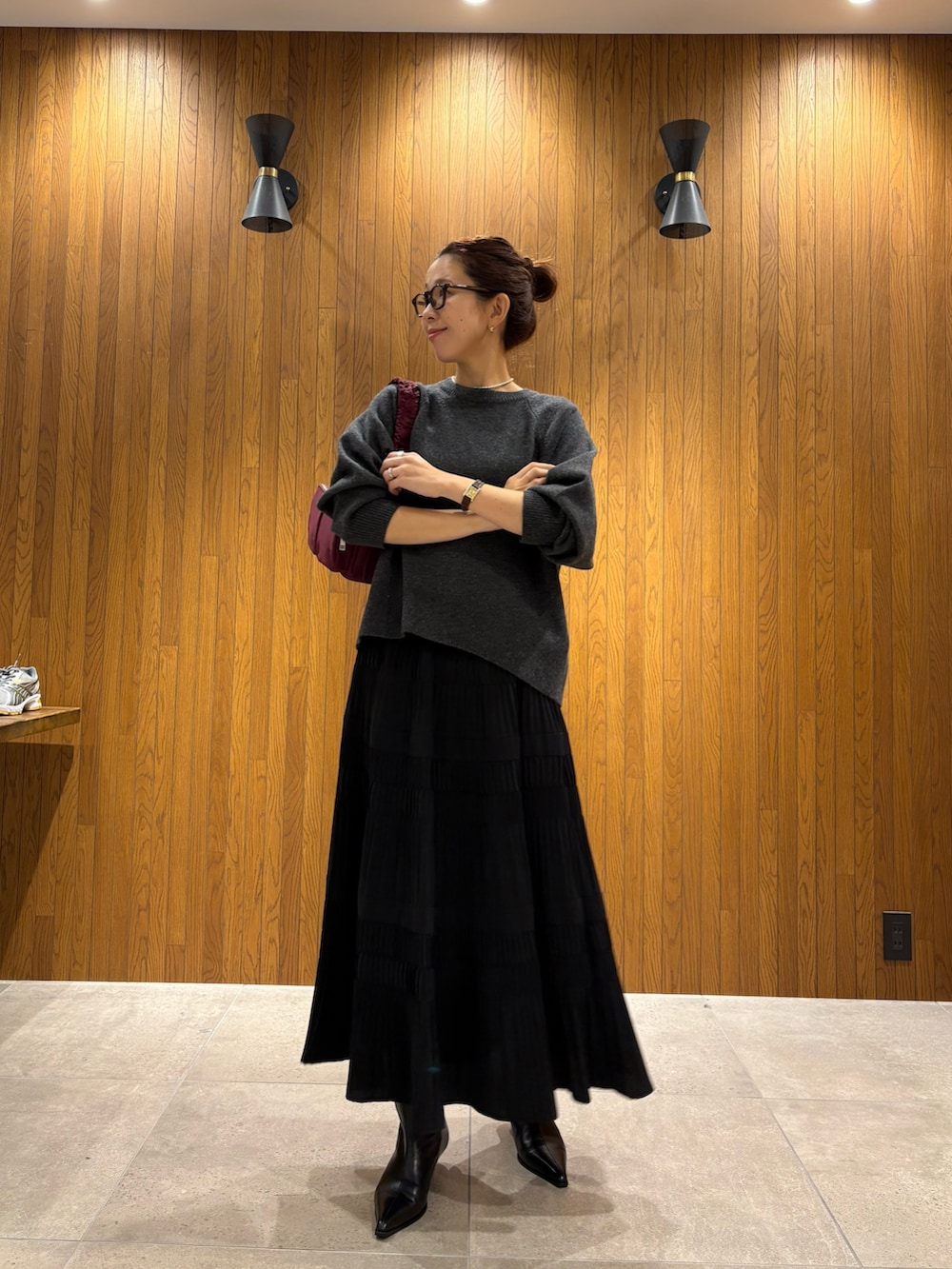 ブラック系のブーツ、グレー系のニット/セーター、グレー系のニット/セーターを着用したレディースの秋コーディネートの7枚目の写真