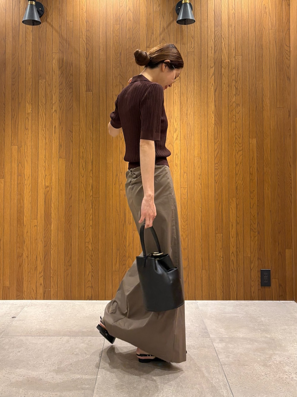 ブラック系のその他アウター、ブラック系のパンプス、ブラウン系のニット/セーターを着用したレディースの春コーディネートの7枚目の写真