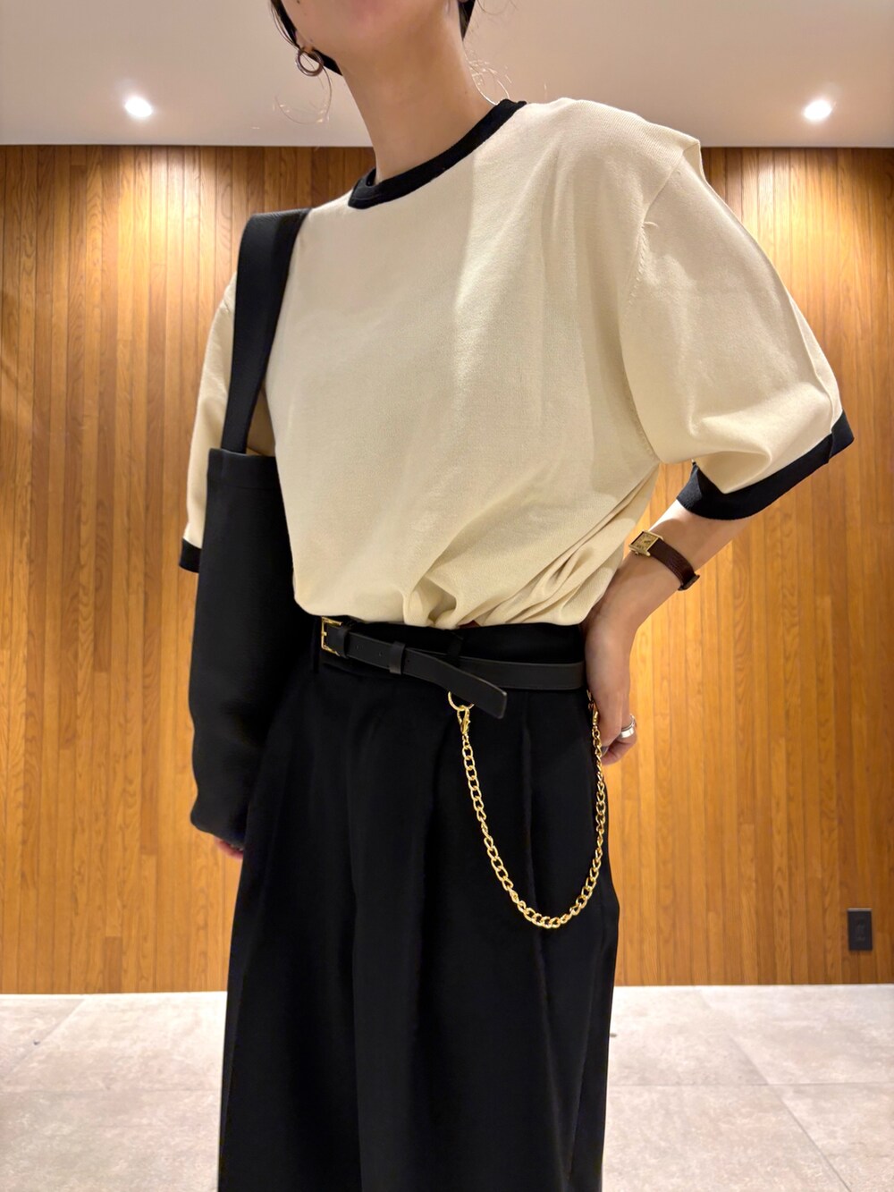 ブラウン系のその他パンツ、ブラック系のローファー、ホワイト系のニット/セーターを着用したレディースの秋コーディネートの7枚目の写真