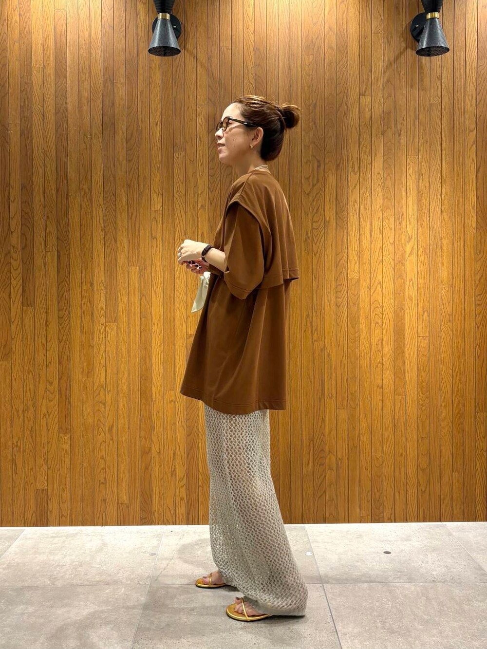 グレー系のその他パンツ、イエロー系のTシャツ/カットソーを着用したレディースの夏コーディネートの2枚目の写真