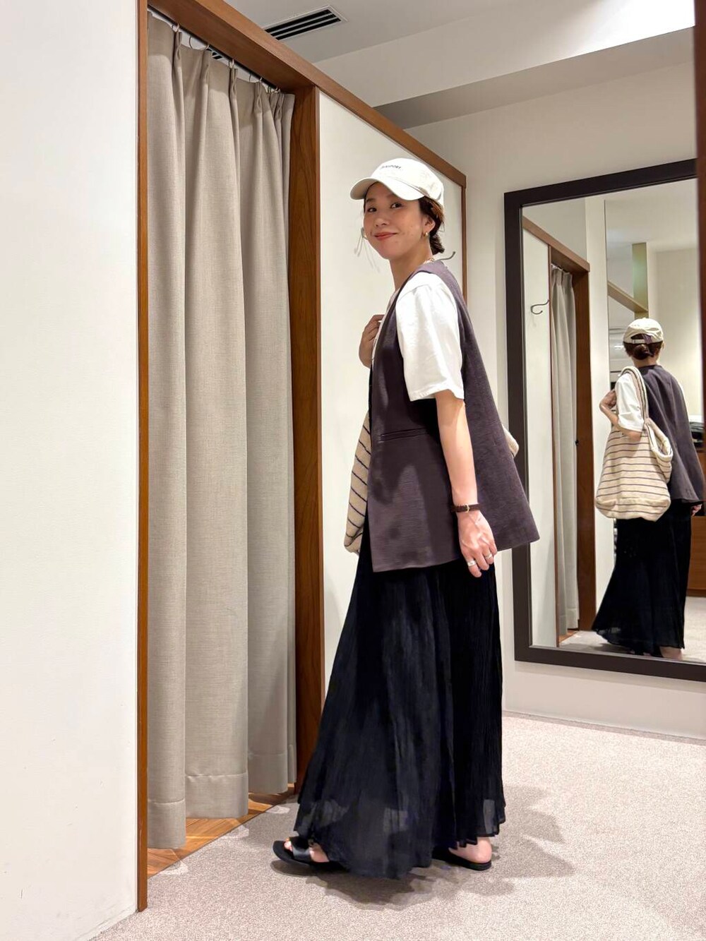 その他のTシャツ/カットソー、ブラック系のサンダル、ブラック系のワンピースを着用したレディースの夏コーディネートの2枚目の写真