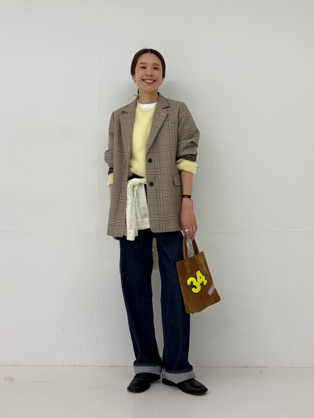 ホワイト系のシャツ/ブラウス、ホワイト系のTシャツ/カットソー、ブラウン系のトートバッグを着用したレディースの秋コーディネートの6枚目の写真