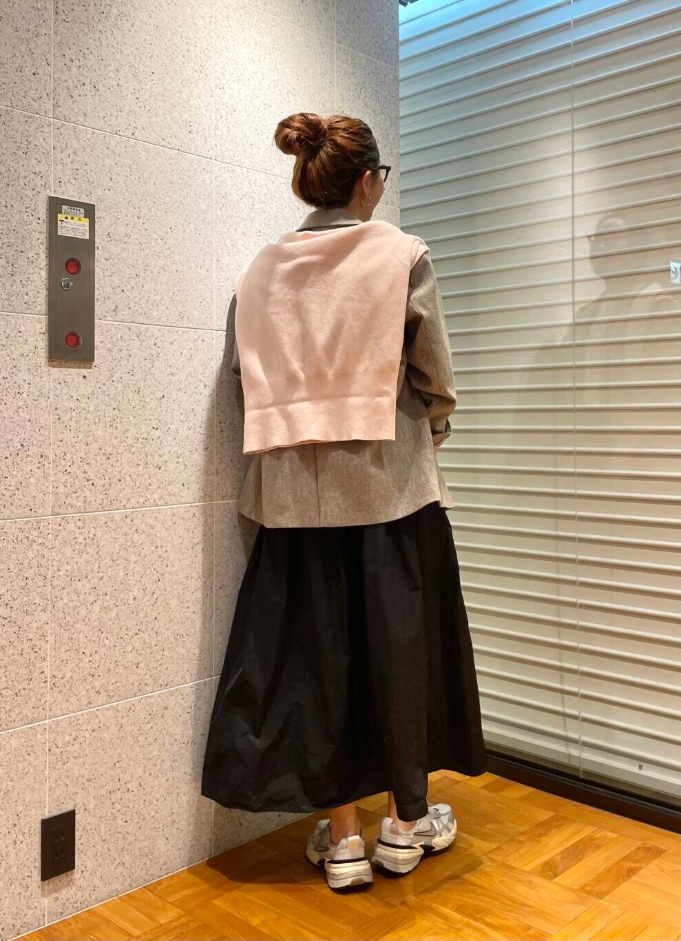 ベージュ系のその他アウター、ブラック系のスカート、ピンク系のチュニックを着用したレディースの冬コーディネートの6枚目の写真