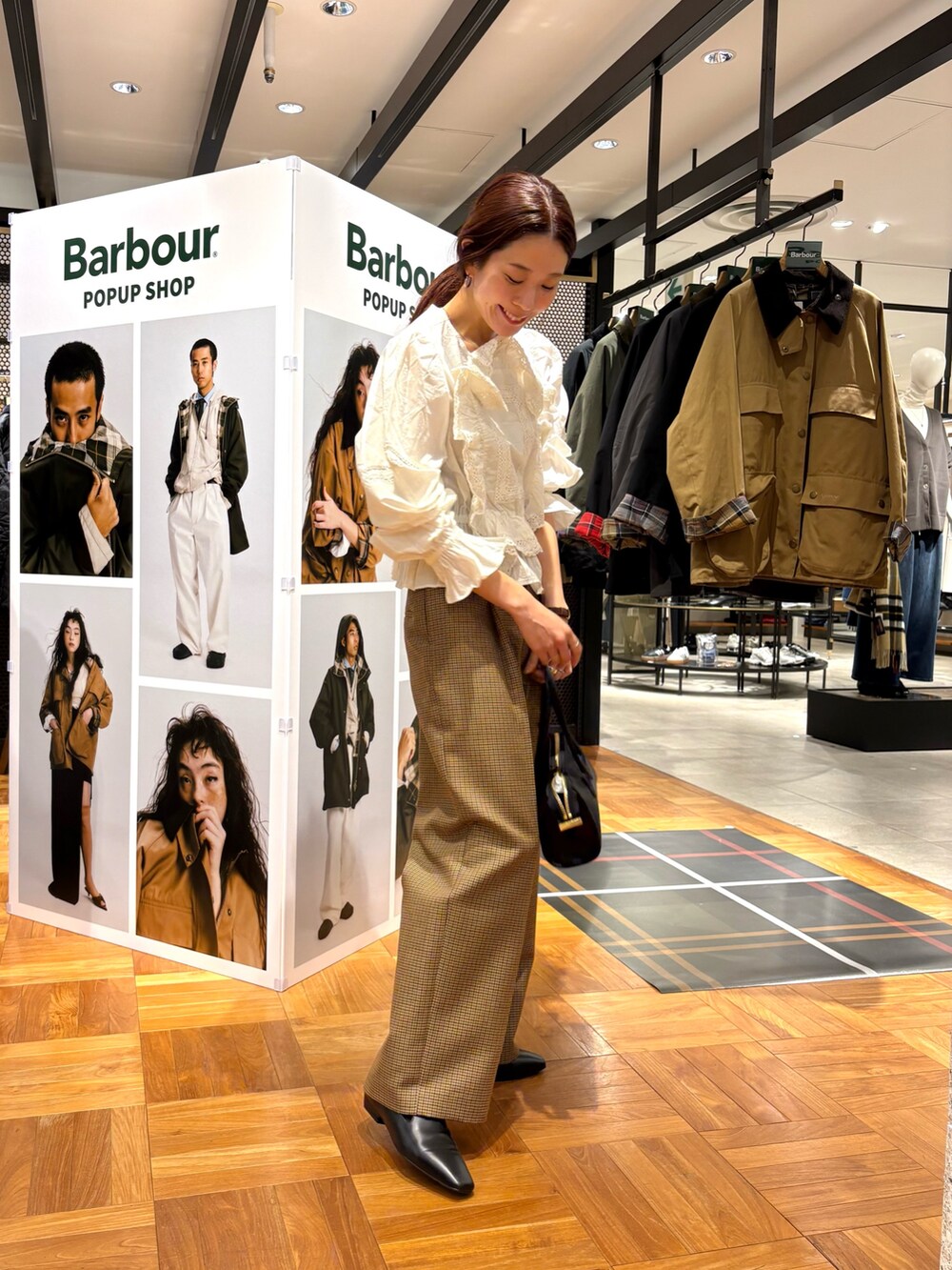 ホワイト系のシャツ/ブラウス、ブラック系のローファー、イエロー系のその他パンツを着用したレディースの秋コーディネートの3枚目の写真