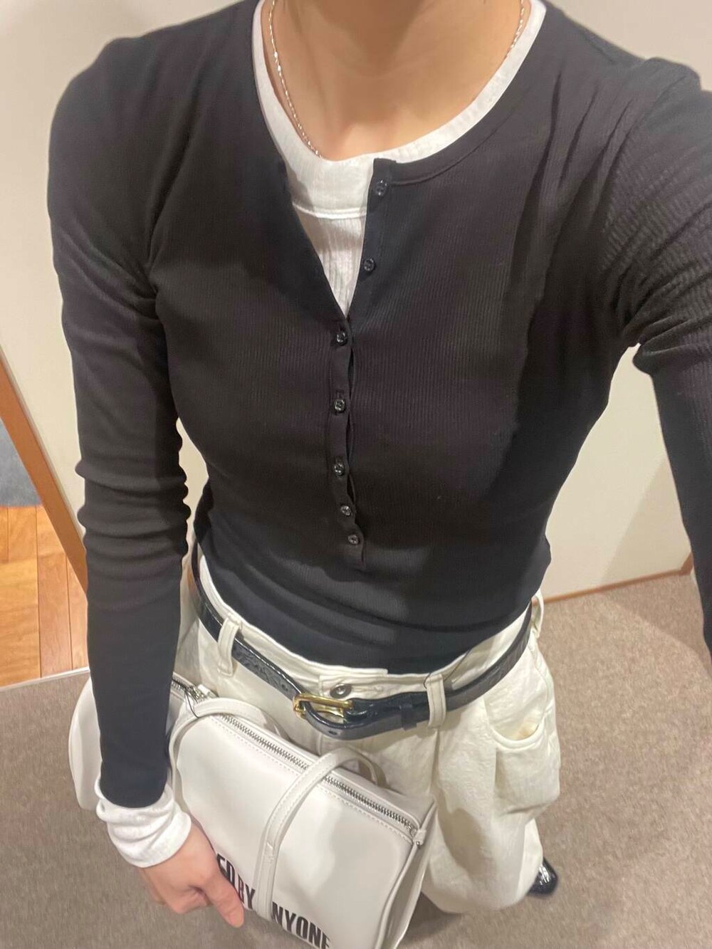 ブラック系のローファー、ホワイト系のボストンバッグ、ホワイト系のデニムパンツを着用したレディースの冬コーディネートの5枚目の写真