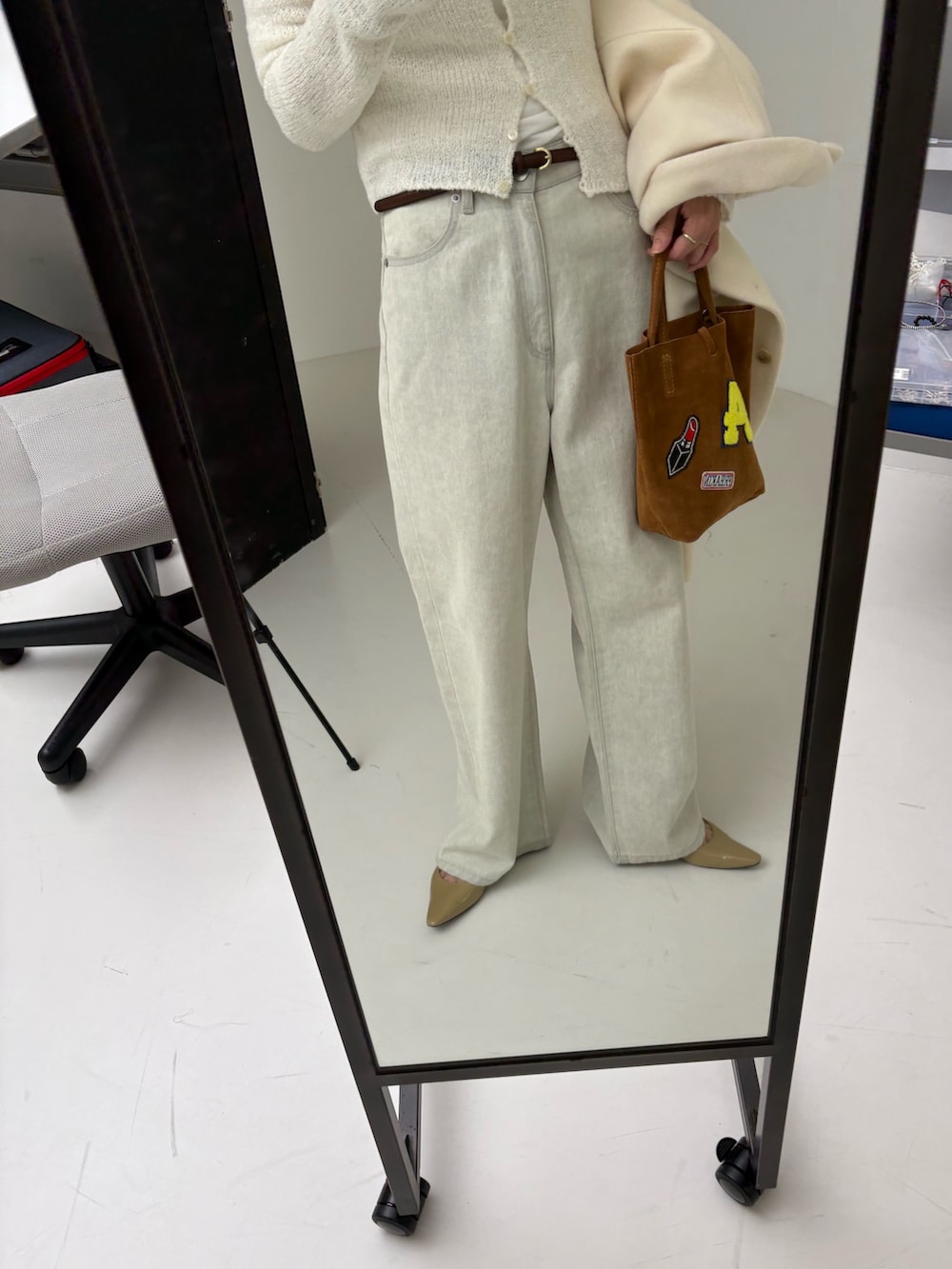 ホワイト系のその他アウター、ホワイト系のカーディガン/ボレロ、グレー系のデニムパンツを着用したレディースの秋コーディネートの8枚目の写真