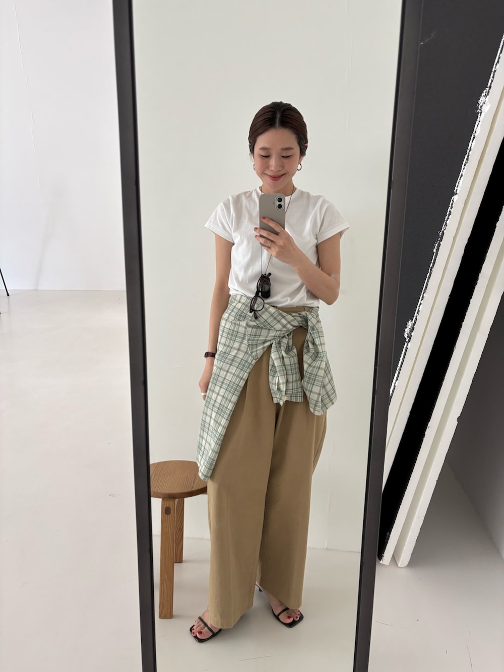 ベージュ系のその他アウター、その他のTシャツ/カットソー、ベージュ系のその他パンツを着用したレディースの春コーディネートの8枚目の写真