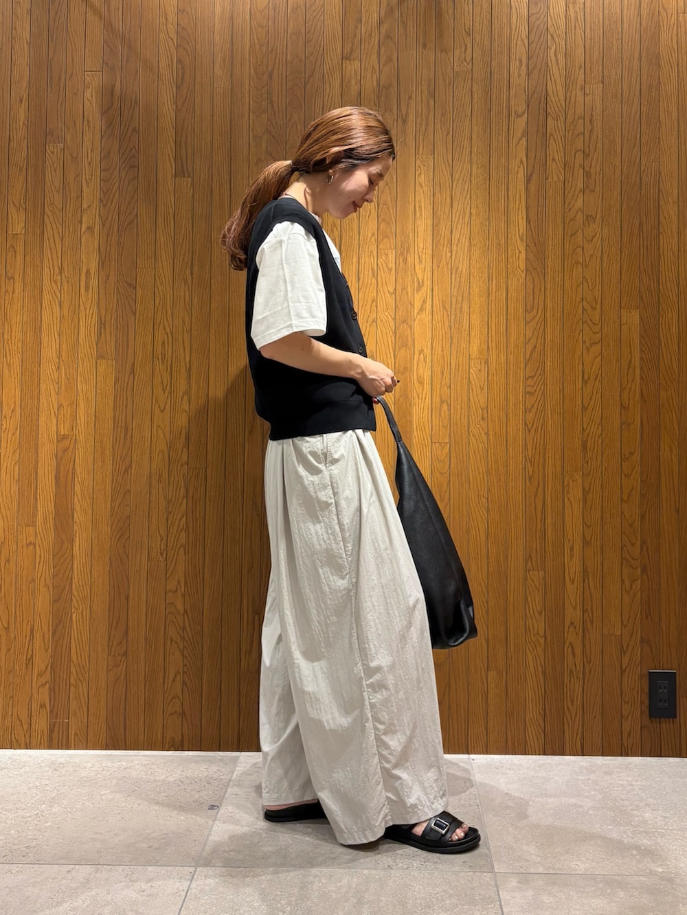 ブラック系のベスト、その他のTシャツ/カットソー、ブラック系のサンダルを着用したレディースの夏コーディネートの4枚目の写真