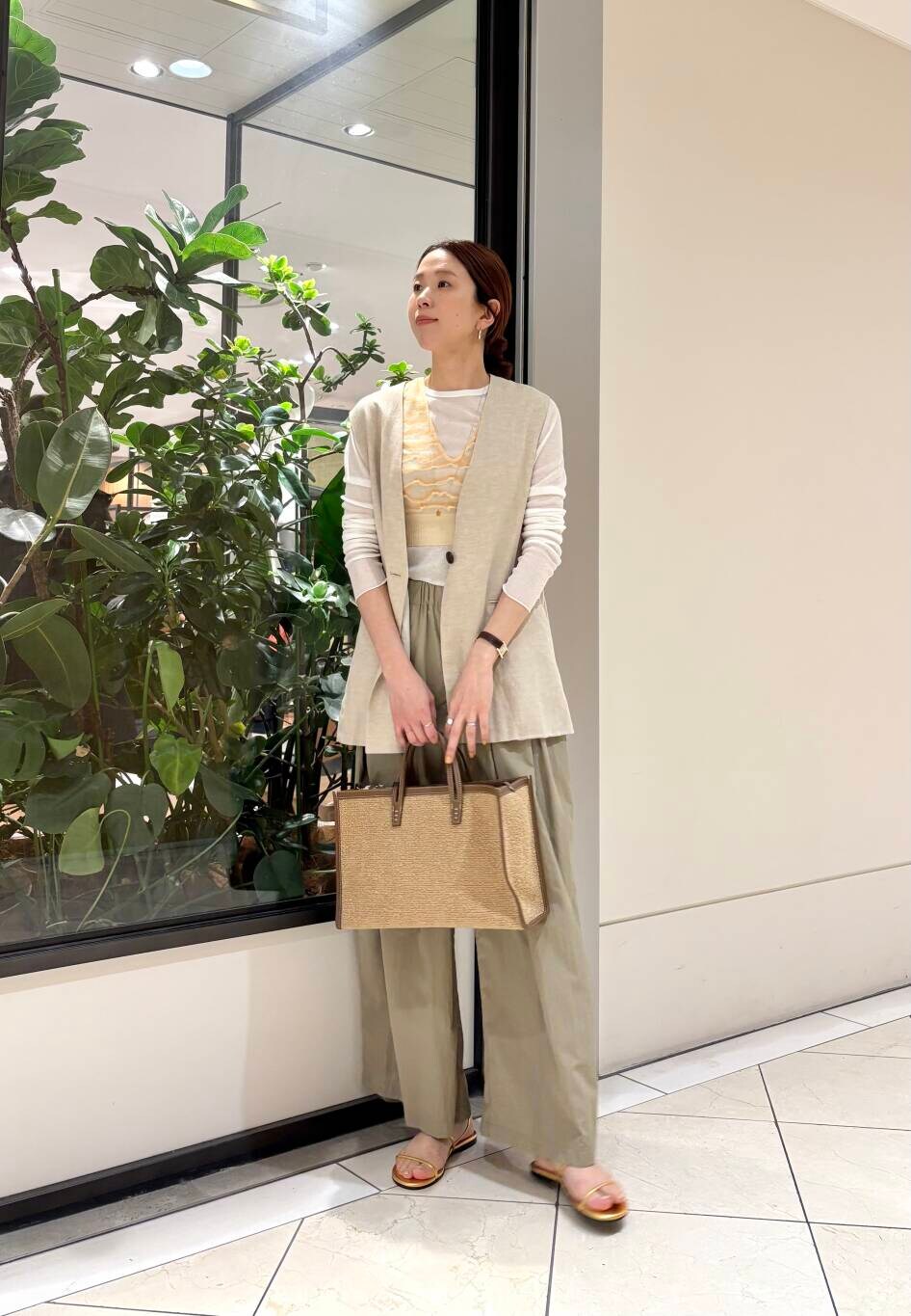 ベージュ系のその他パンツ、ホワイト系のTシャツ/カットソー、ベージュ系のその他アウターを着用したレディースの春コーディネートの5枚目の写真