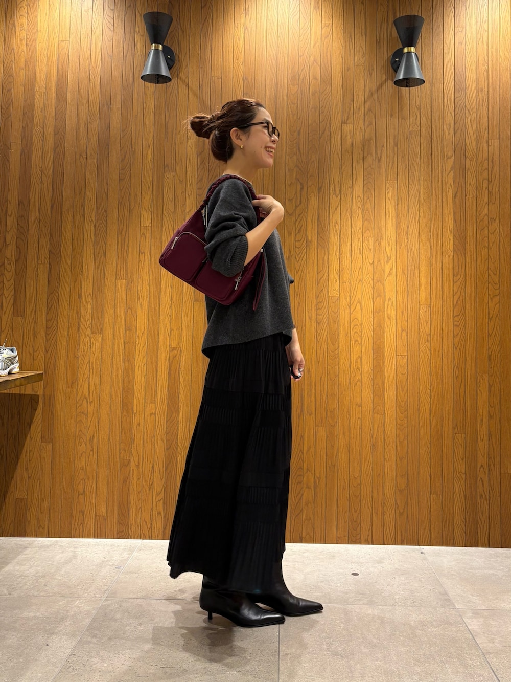 ブラック系のブーツ、グレー系のニット/セーター、グレー系のニット/セーターを着用したレディースの秋コーディネートの3枚目の写真