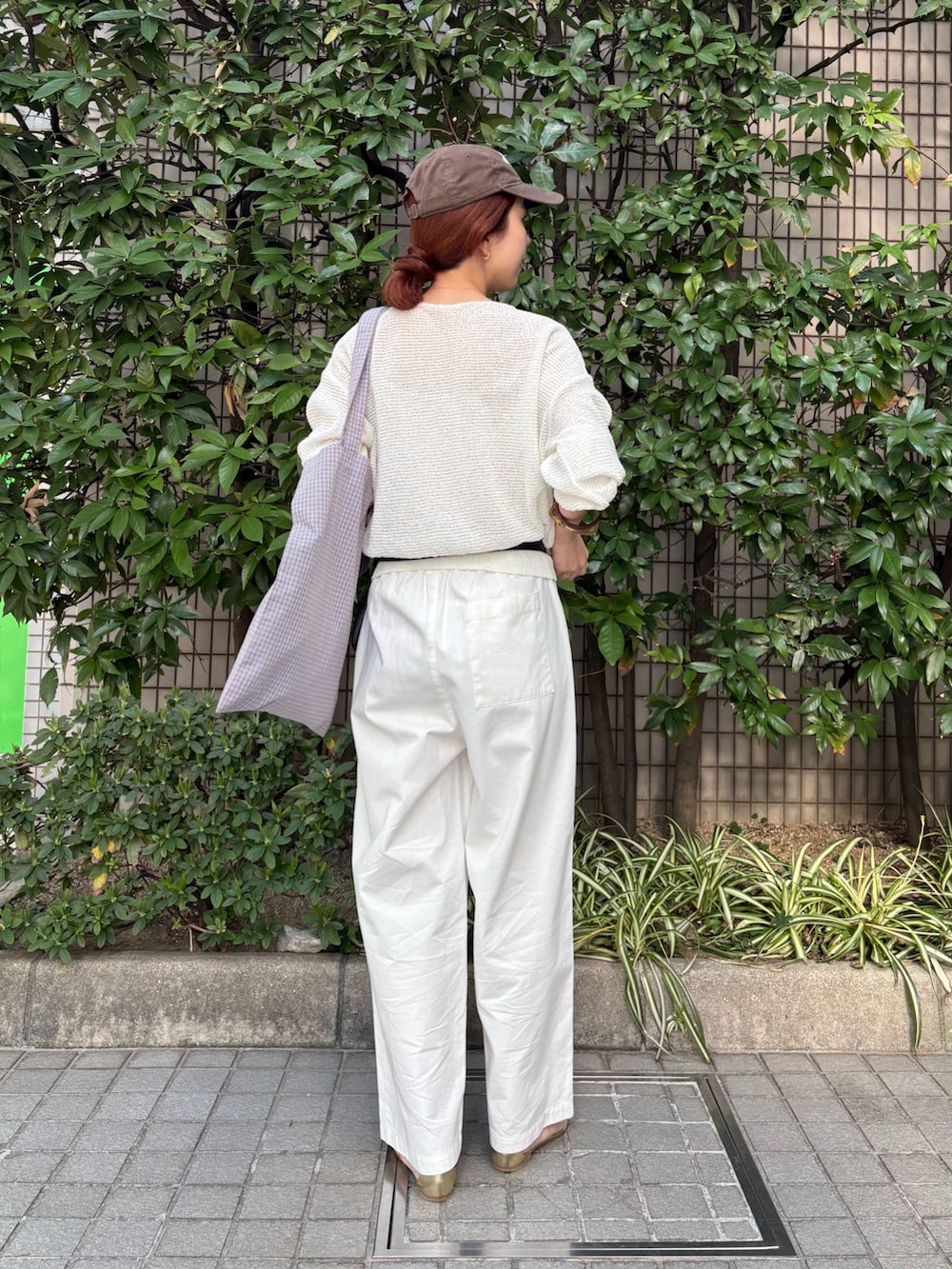 ホワイト系のニット/セーター、ブルー系のデニムジャケット、その他のトートバッグを着用したレディースの春コーディネートの3枚目の写真