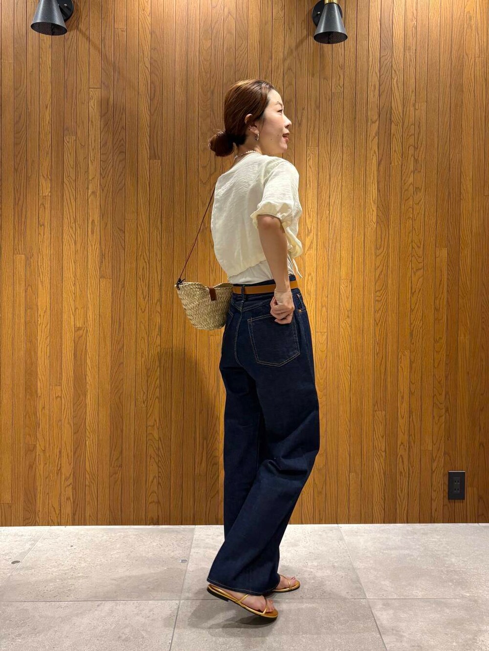 ベージュ系のシャツ/ブラウス、ゴールド系のサンダル、ホワイト系の長傘を着用したレディースの夏コーディネートの3枚目の写真