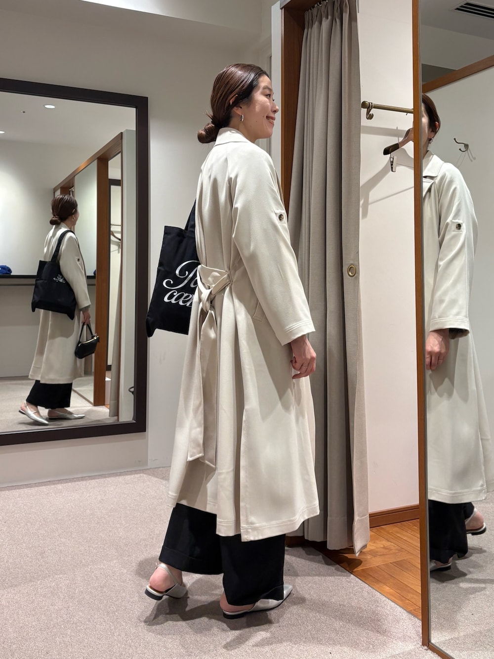 ブラック系のノーカラージャケット、ブラック系のその他パンツ、シルバー系のパンプスを着用したレディースの冬コーディネートの2枚目の写真