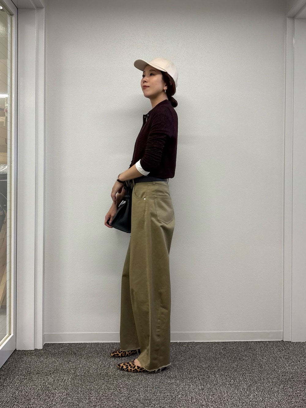 ブラウン系のシャツ/ブラウス、ベージュ系のその他パンツ、ブラック系のトートバッグを着用したレディースの秋コーディネートの3枚目の写真