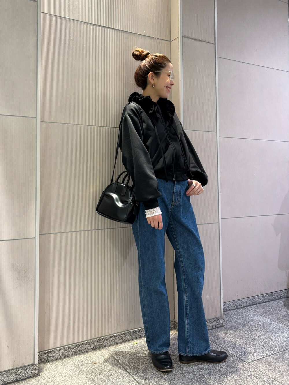グレー系のその他アウター、ブラック系のブルゾン、ブラック系のショルダーバッグを着用したレディースの冬コーディネートの5枚目の写真