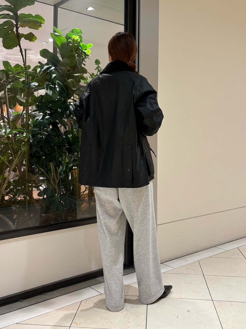 ブルー系のタンクトップ、ブルー系のシャツ/ブラウス、グレー系のスウェットパンツを着用したレディースの春コーディネートの6枚目の写真