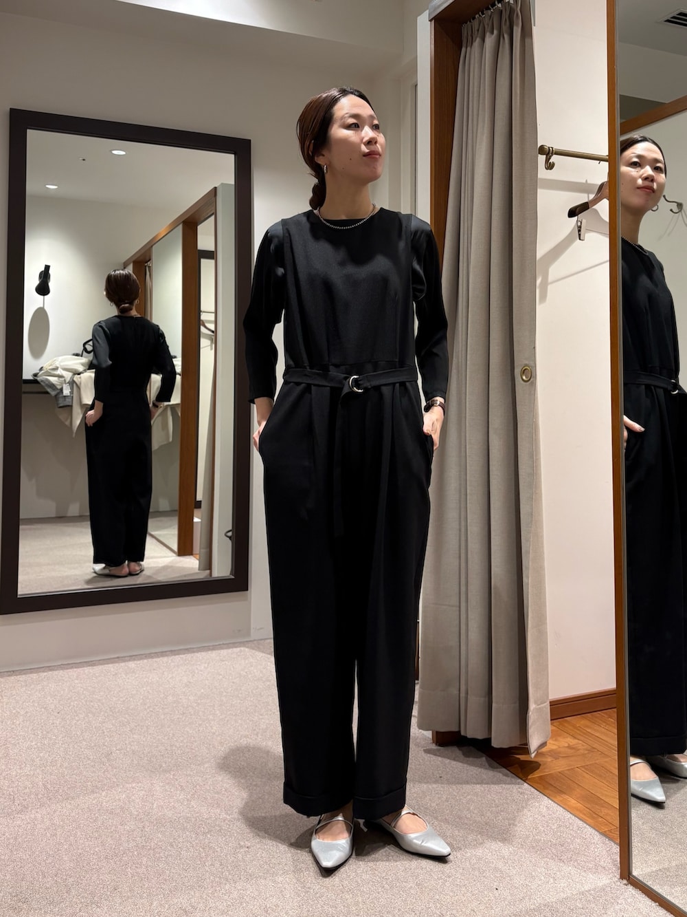 ブラック系のノーカラージャケット、ブラック系のその他パンツ、シルバー系のパンプスを着用したレディースの冬コーディネートの6枚目の写真