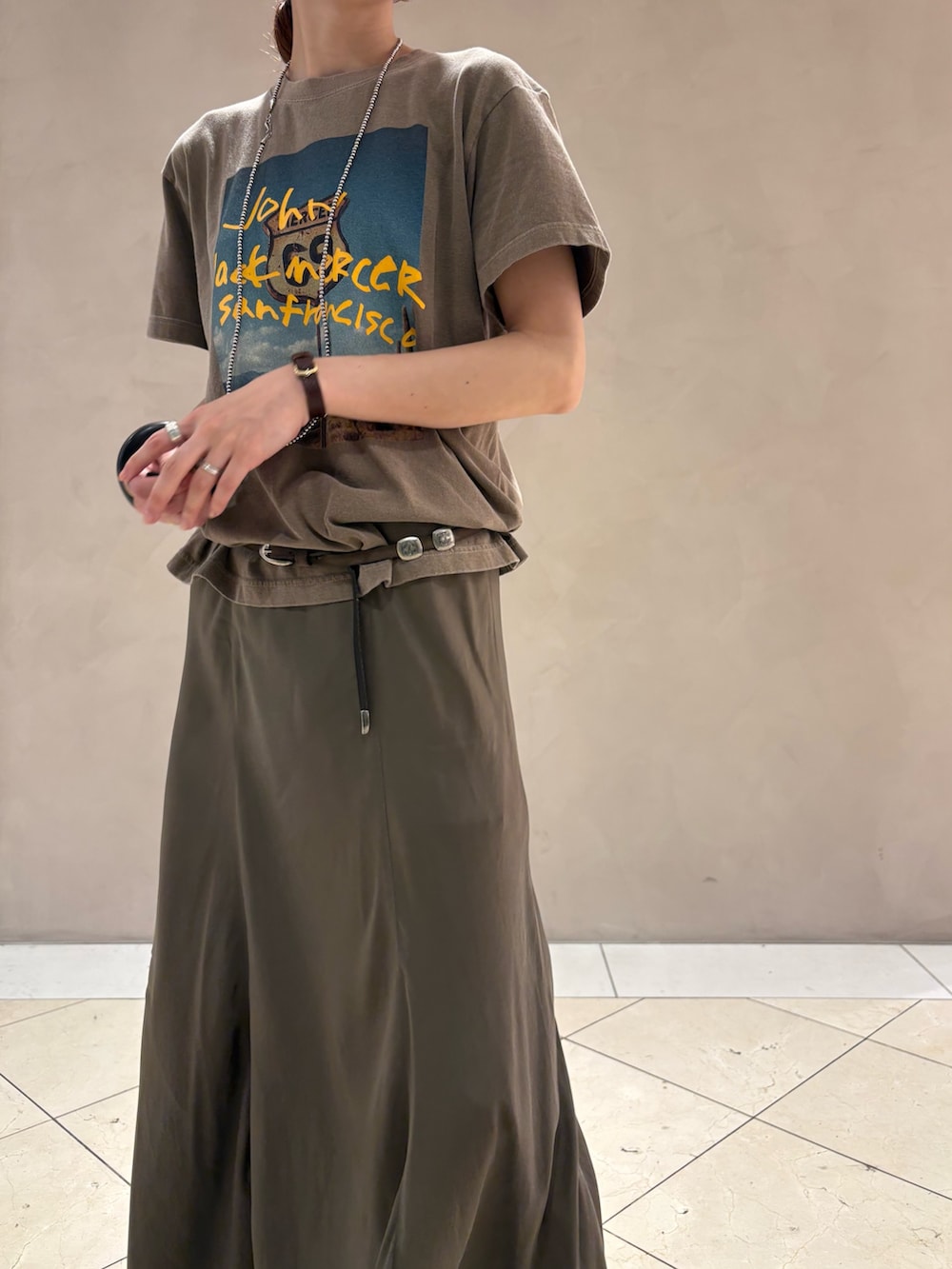 ブラウン系のTシャツ/カットソー、ブラウン系のスカートを着用したレディースの夏コーディネートの7枚目の写真
