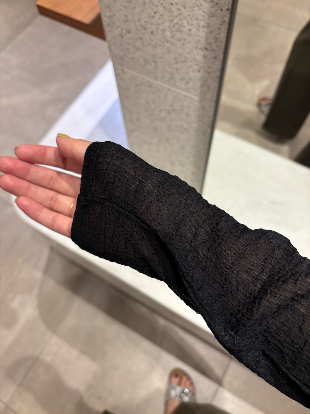ブラック系のタンクトップ、グリーン系のその他パンツ、ブラック系のカーディガン/ボレロを着用したレディースの夏コーディネートの8枚目の写真