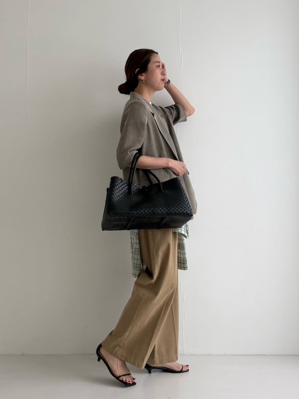 ベージュ系のその他アウター、その他のTシャツ/カットソー、ベージュ系のその他パンツを着用したレディースの春コーディネートの2枚目の写真