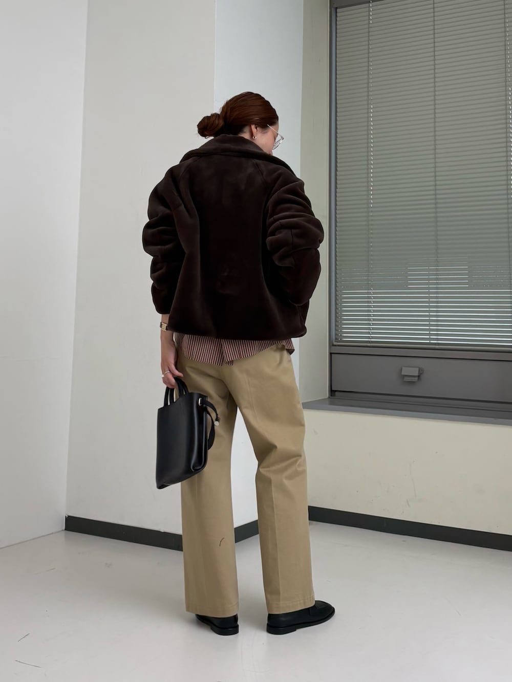 ブラウン系のその他アウター、レッド系のシャツ/ブラウス、ベージュ系のその他パンツを着用したレディースの秋コーディネートの3枚目の写真