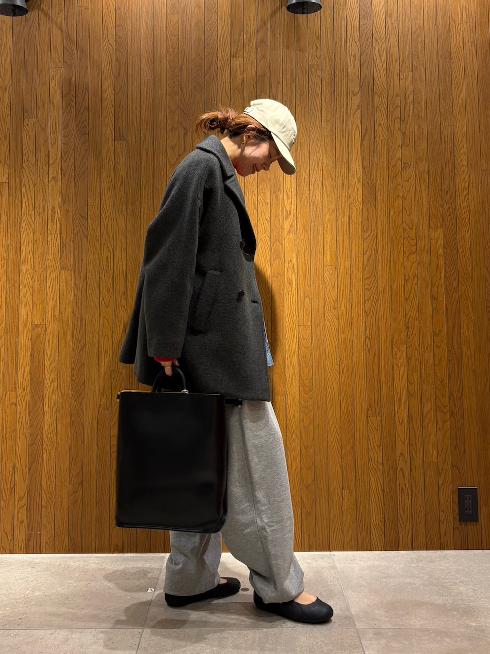 グレー系のその他アウター、ブルー系のシャツ/ブラウス、グレー系のその他パンツを着用したレディースの秋コーディネートの2枚目の写真