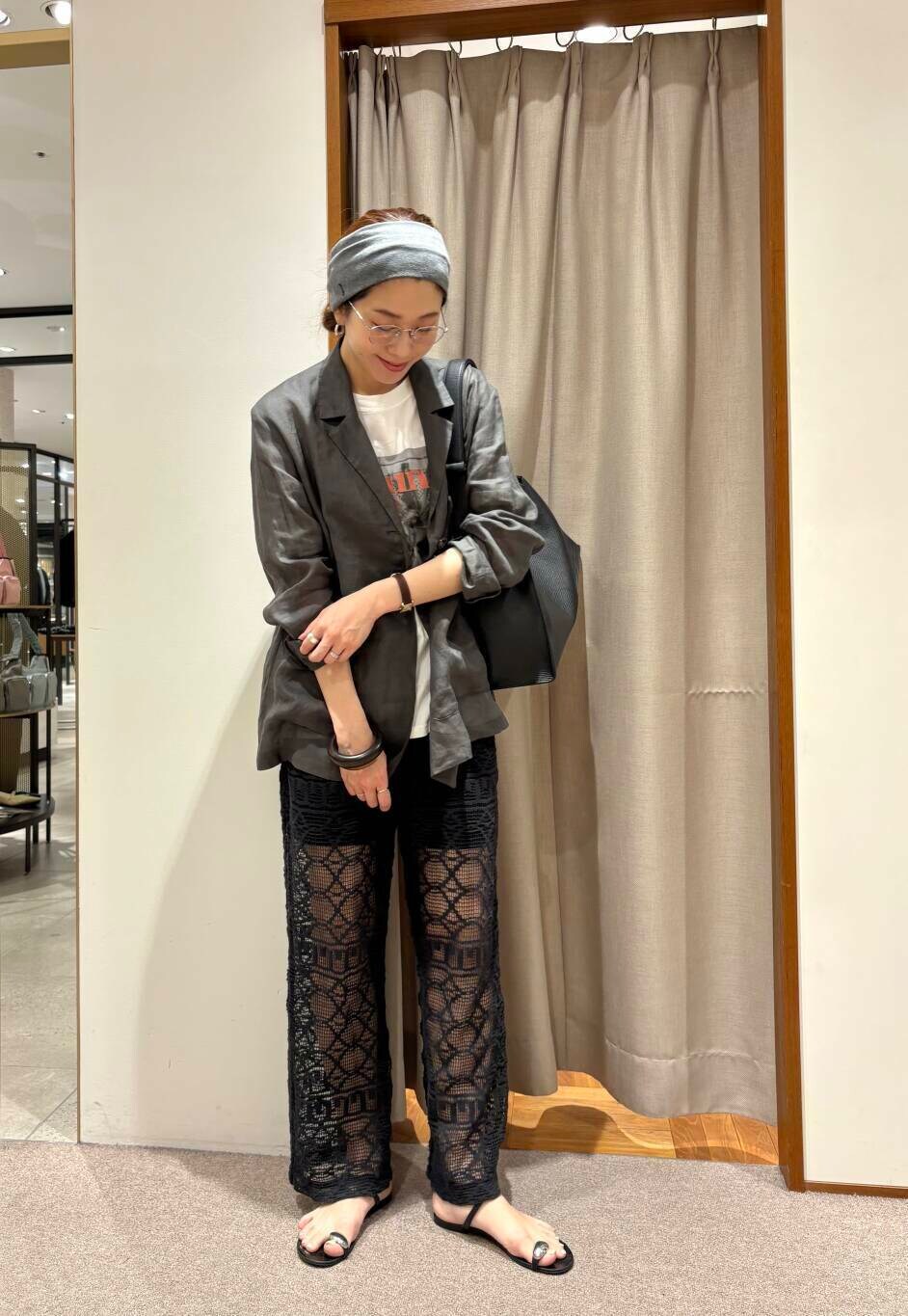 グリーン系のその他アウター、その他のTシャツ/カットソー、ブラウン系のヘアバンドを着用したレディースの春コーディネートの3枚目の写真