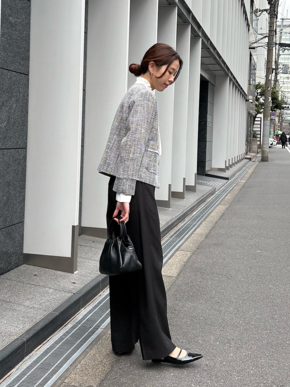 ブラック系のノーカラージャケット、ホワイト系のシャツ/ブラウス、ブラック系のその他パンツを着用したレディースの冬コーディネートの3枚目の写真