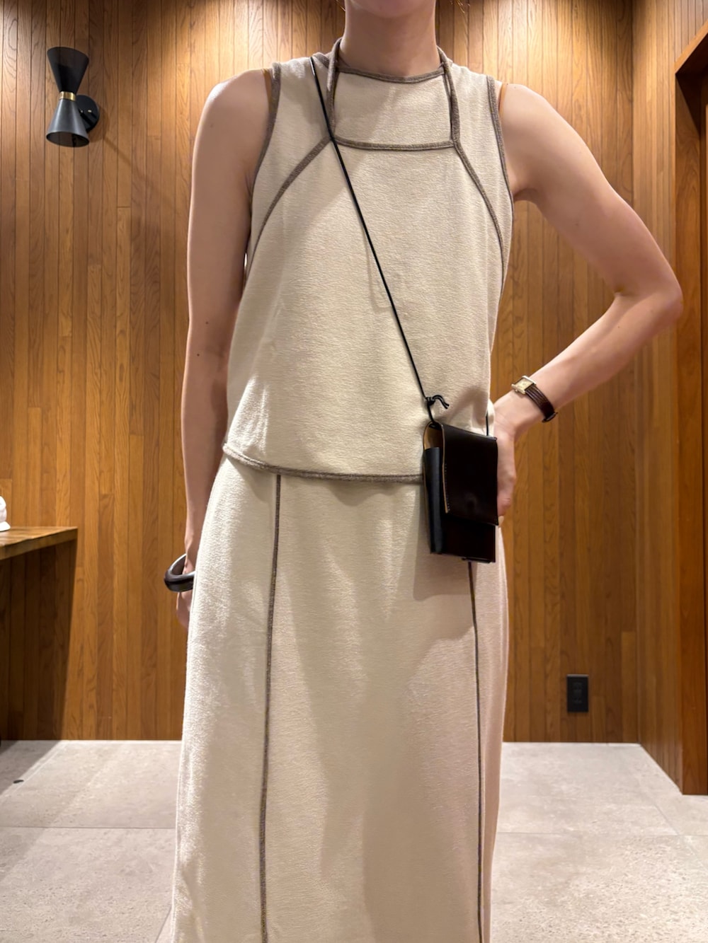 ベージュ系のワンピース、グリーン系のその他パンツ、シルバー系のサンダルを着用したレディースの夏コーディネートの6枚目の写真
