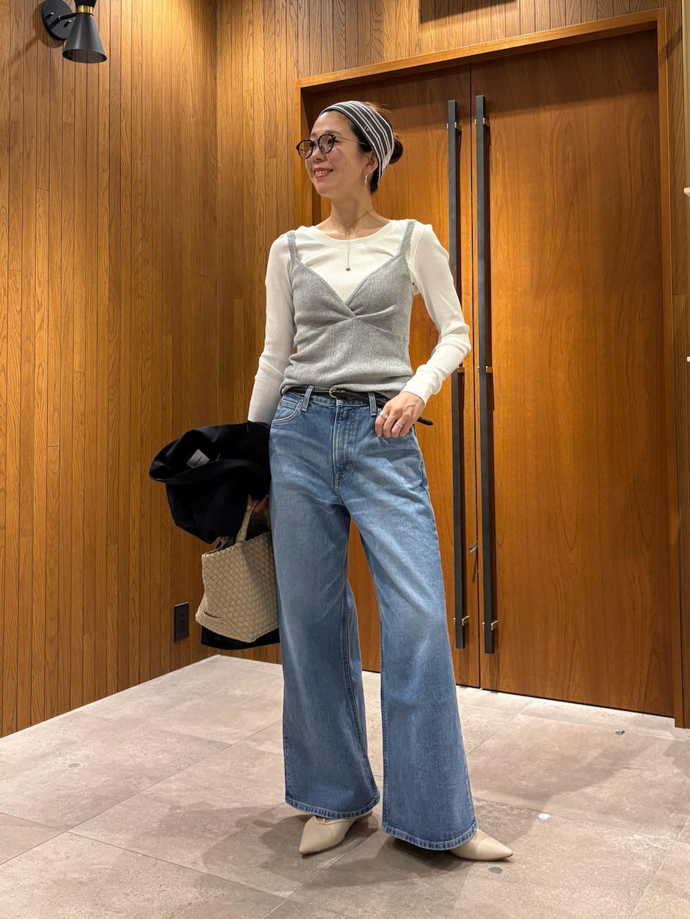 ブルー系のデニムパンツ、グレー系のニット/セーター、ブルー系のその他アウターを着用したレディースの冬コーディネートの6枚目の写真