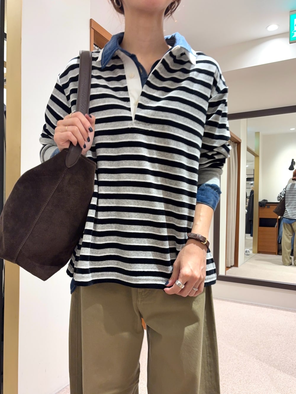 レッド系のTシャツ/カットソー、ブルー系のシャツ/ブラウス、ベージュ系のその他パンツを着用したレディースの秋コーディネートの7枚目の写真