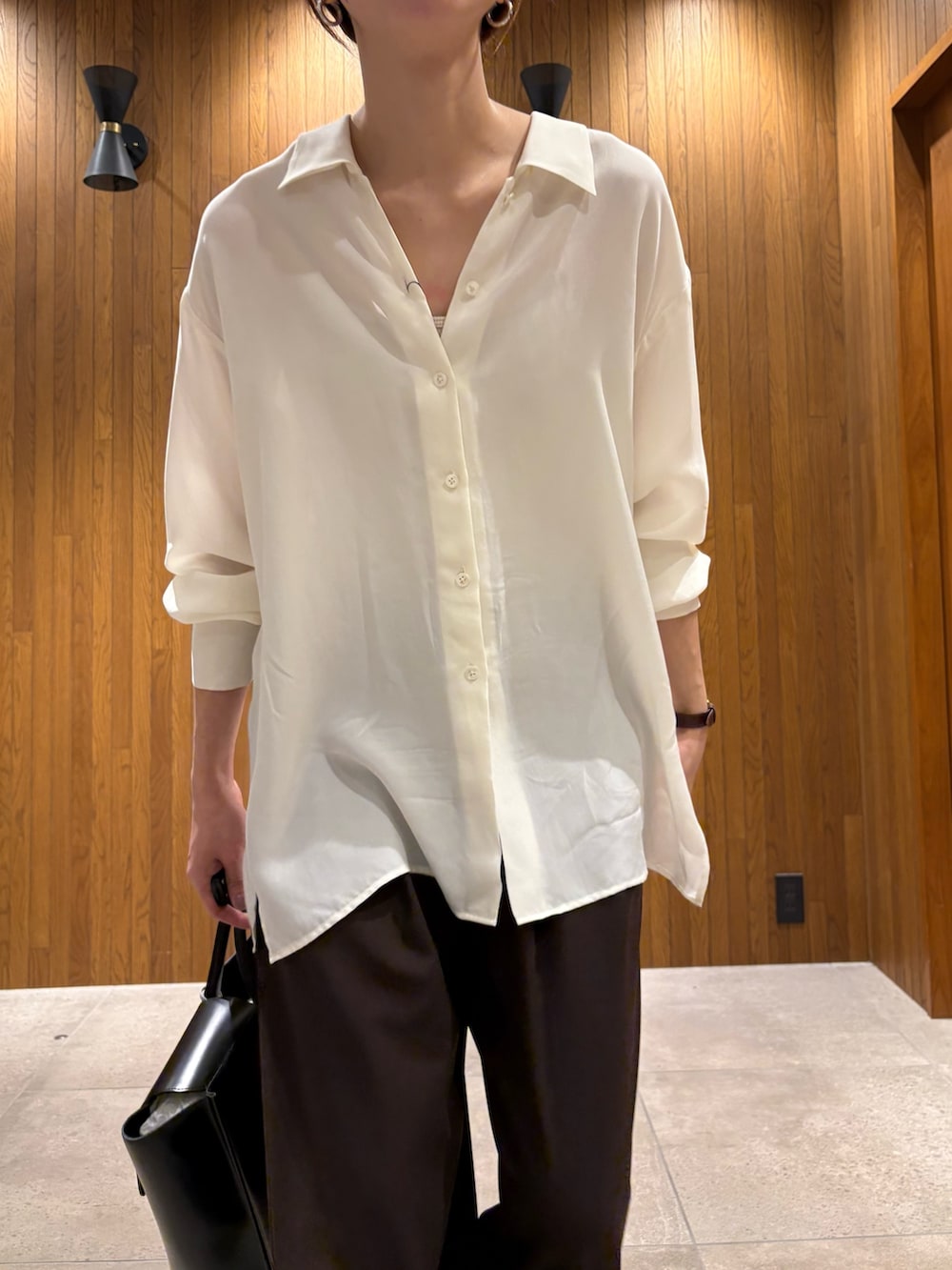 ブラウン系のその他パンツ、ブラック系のスニーカー、ブラック系のハンドバッグを着用したレディースの春コーディネートの6枚目の写真