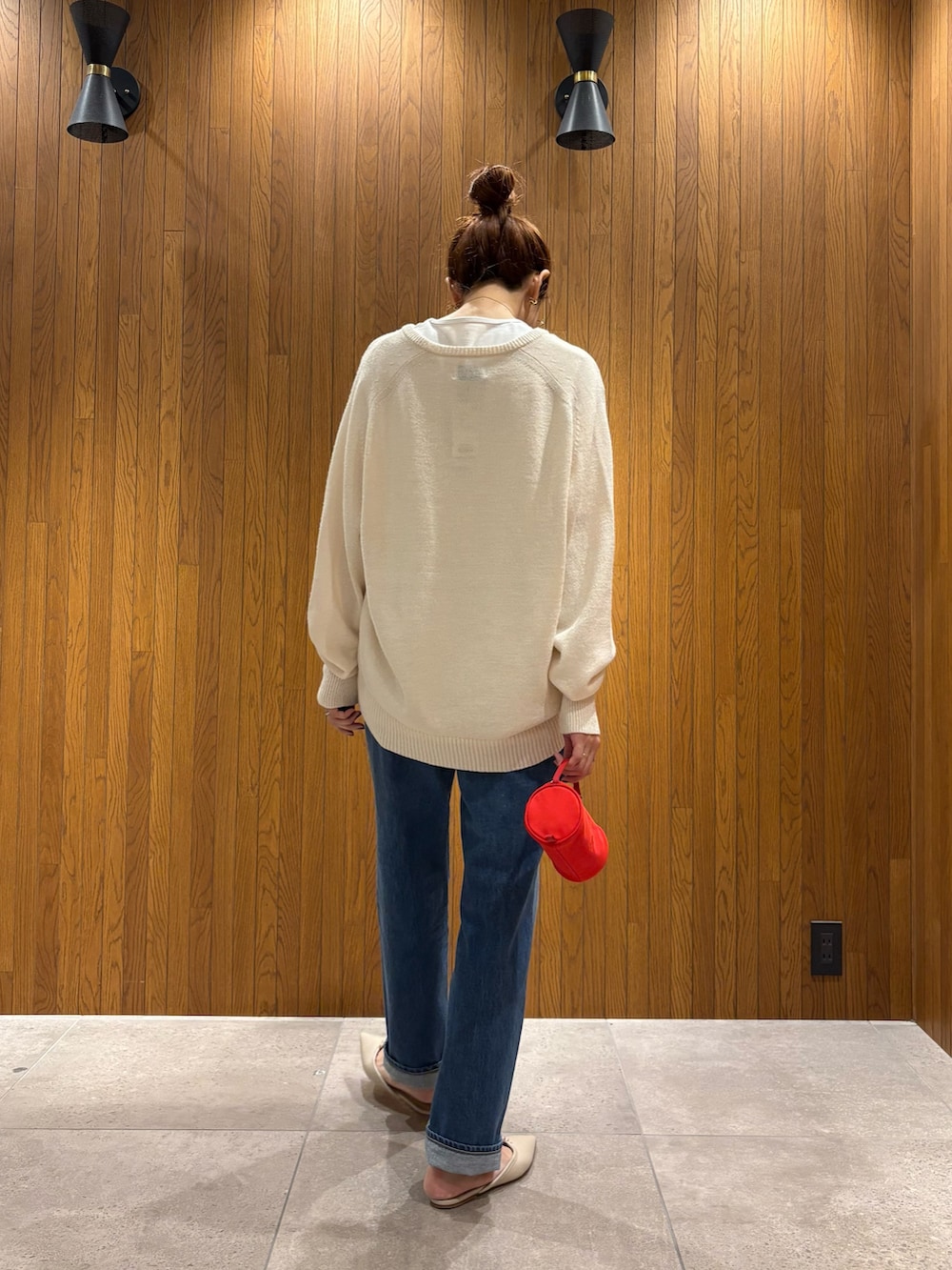 ベージュ系のニット/セーター、ホワイト系のTシャツ/カットソー、レッド系のハンドバッグを着用したレディースの秋コーディネートの3枚目の写真