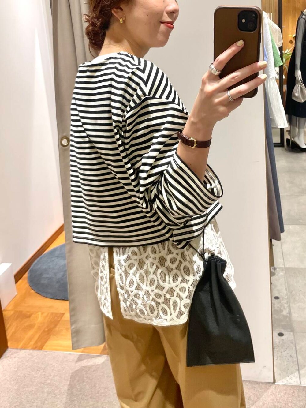 ブラック系のショルダーバッグ、イエロー系のその他パンツ、ホワイト系のベストを着用したレディースの夏コーディネートの3枚目の写真