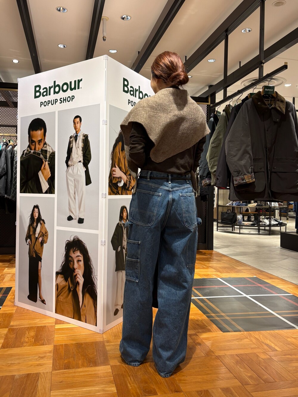 ブルー系のデニムパンツ、その他のショルダーバッグ、ブラック系のローファーを着用したレディースの秋コーディネートの4枚目の写真