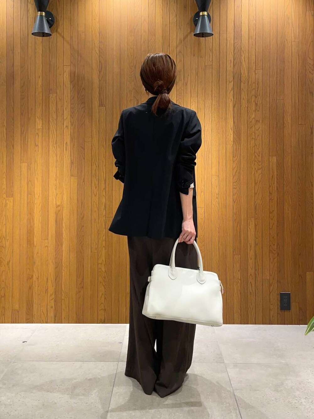 ブラック系のその他アウター、ブラウン系のサロペット/オーバーオール、グレー系のTシャツ/カットソーを着用したレディースの春コーディネートの3枚目の写真