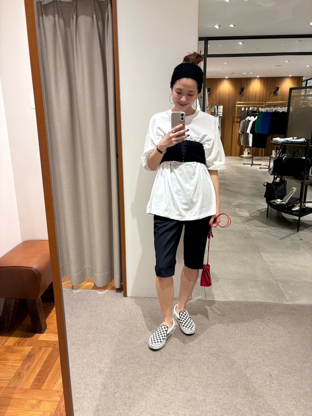 ブルー系のその他トップス、ブルー系のその他パンツ、ホワイト系のTシャツ/カットソーを着用したレディースの夏コーディネートの6枚目の写真