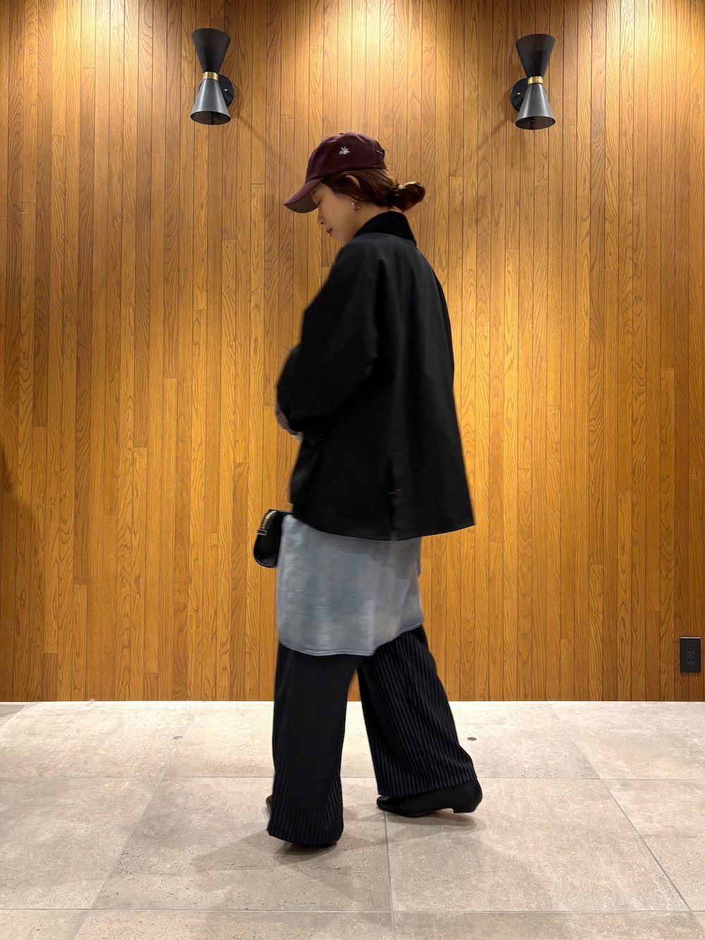 ブラック系のその他アウター、グレー系のその他パンツ、ブラック系のローファーを着用したレディースの秋コーディネートの4枚目の写真