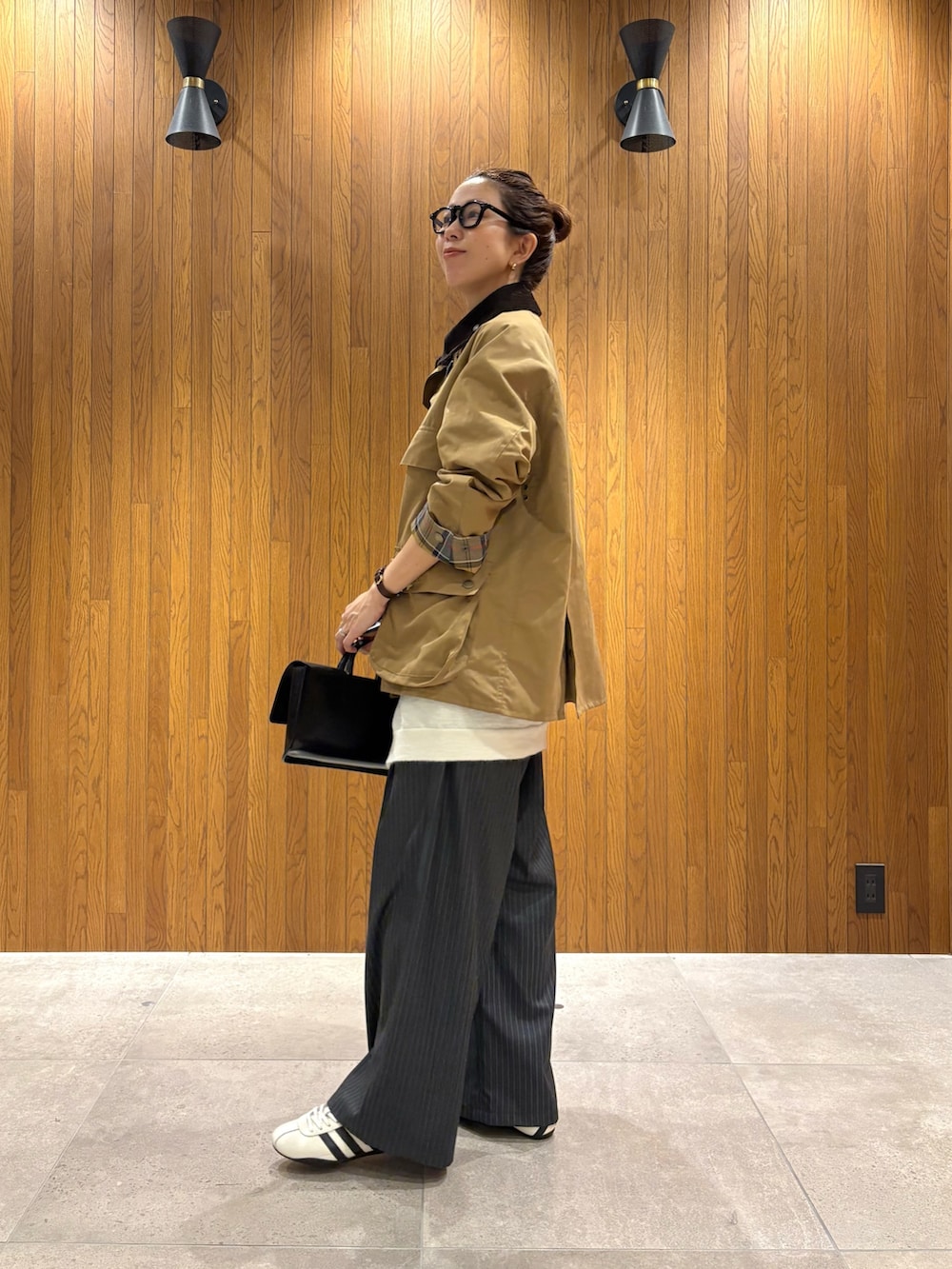 ホワイト系のスニーカー、ベージュ系のその他アウター、グレー系のニット/セーターを着用したレディースの秋コーディネートの5枚目の写真