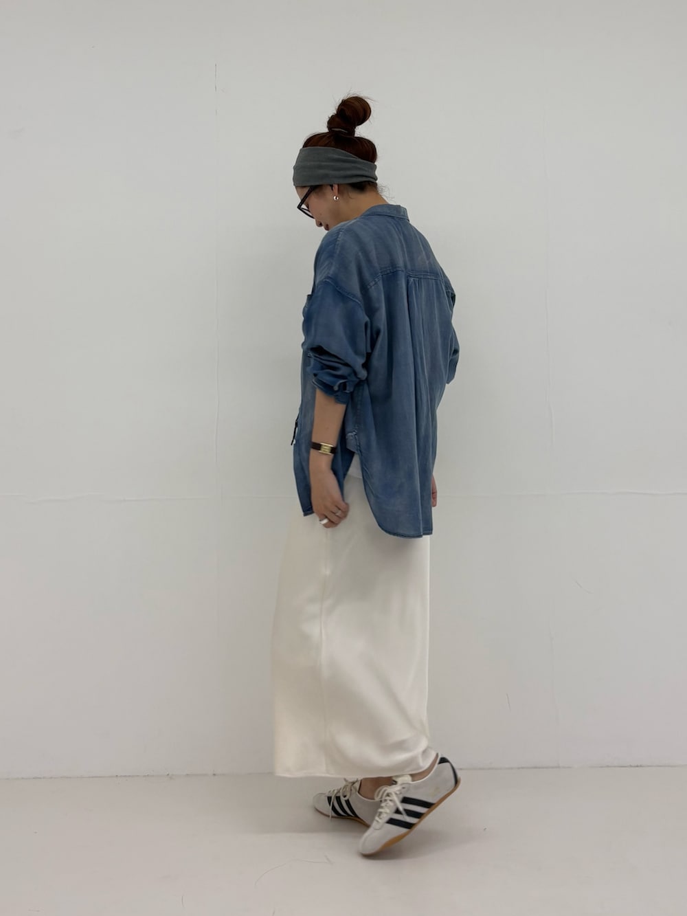 ブルー系のシャツ/ブラウス、その他のTシャツ/カットソー、ホワイト系のスカートを着用したレディースの夏コーディネートの3枚目の写真