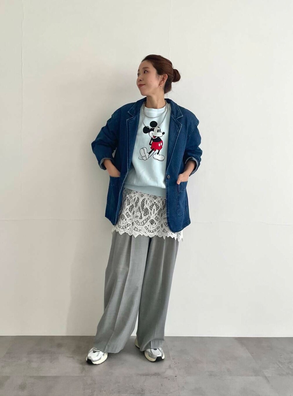 グレー系のその他パンツ、ブルー系のスウェット、ブルー系のデニムジャケットを着用したレディースの冬コーディネートの2枚目の写真