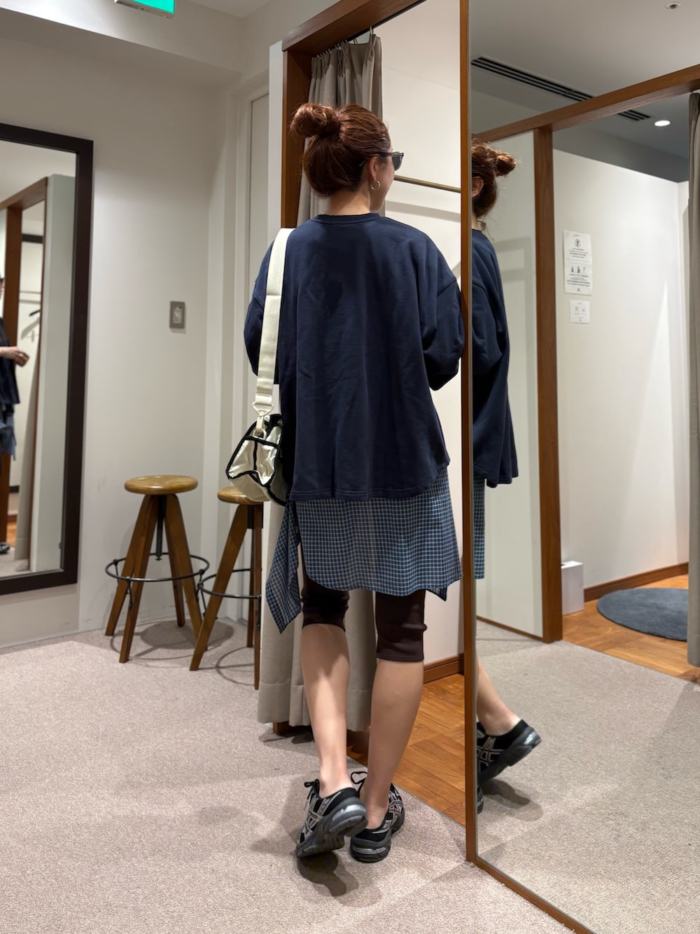 ブルー系のシャツ/ブラウス、ブルー系のスウェット、ベージュ系のショルダーバッグを着用したレディースの夏コーディネートの3枚目の写真