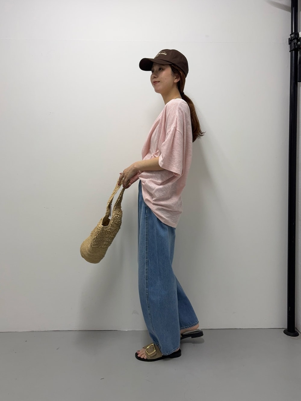 ピンク系のTシャツ/カットソー、ブルー系のデニムパンツ、ベージュ系のサンダルを着用したレディースの夏コーディネートの2枚目の写真