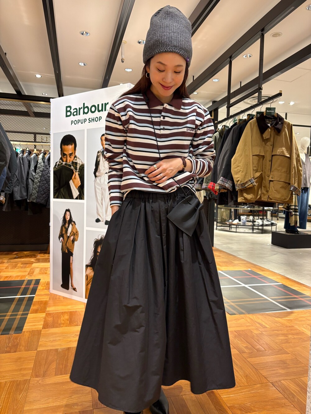 ホワイト系のスカート、ベージュ系のブーツ、グレー系のニットキャップ/ビーニーを着用したレディースの秋コーディネートの5枚目の写真