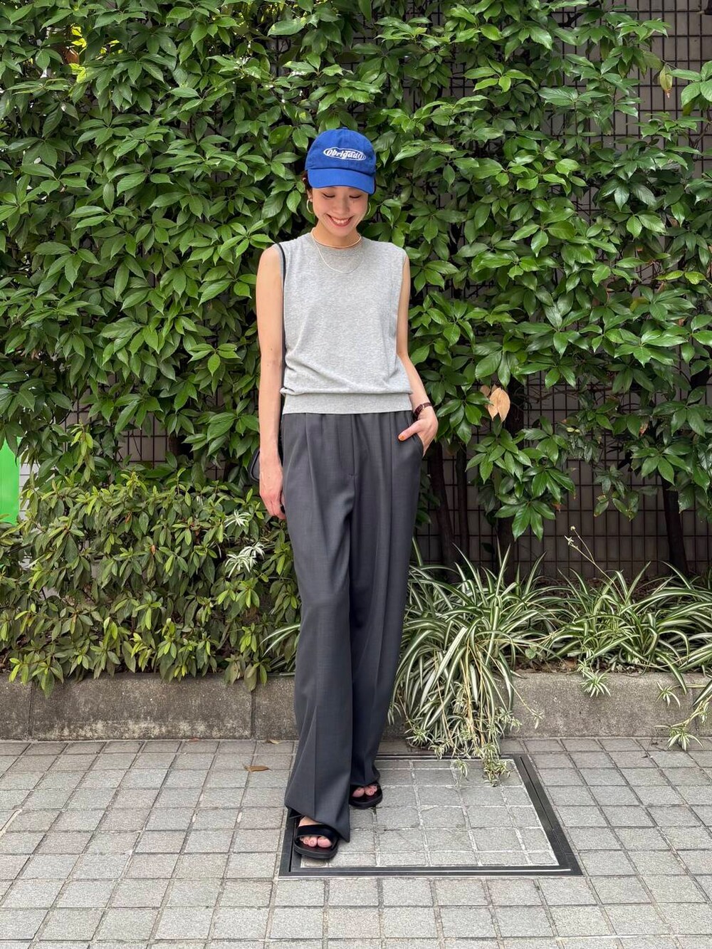 ブラック系のサンダル、グレー系のその他パンツ、ブラック系のショルダーバッグを着用したレディースの夏コーディネートの6枚目の写真